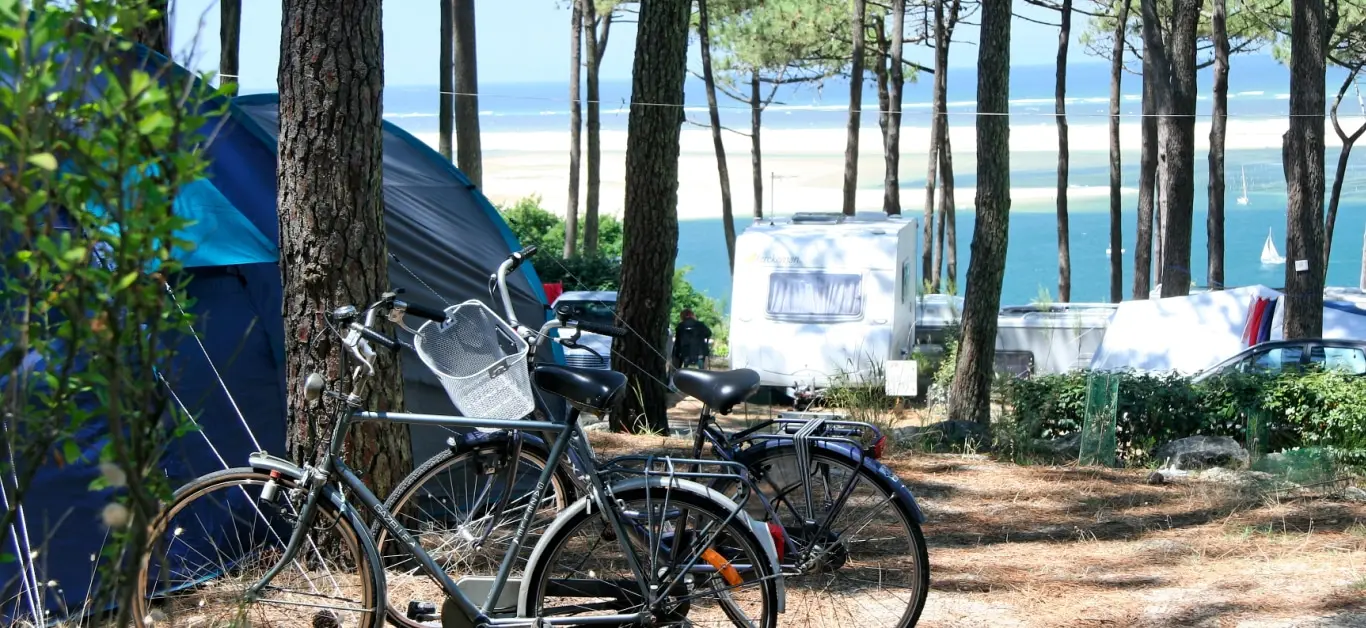 Twee fietsen op een camping aan de Atlantische Kust in Frankrijk.