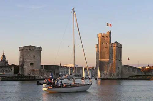 Een boot vaart langs de oude haven van La Rochelle.