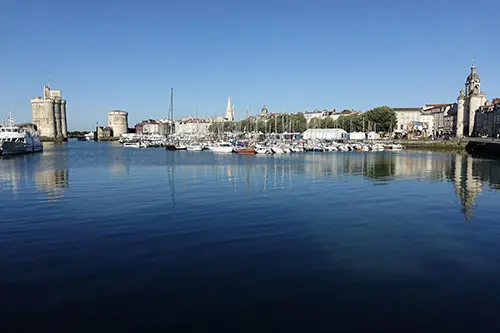 Een panoramafoto van de oude haven van La Rochelle.