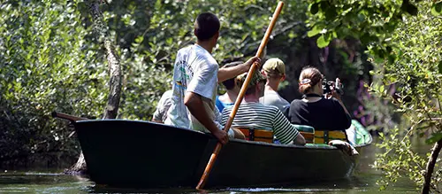 Mensen varen in een bootje bij Courant d’Huchet.