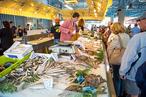 Vis wordt verkocht op een markt in La Roche-sur-Yon.