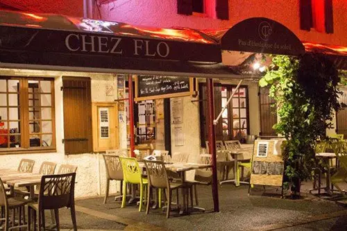 Het terras van Chez Flo in Parentis-en-Born aan de Atlantische Kust van Frankrijk.