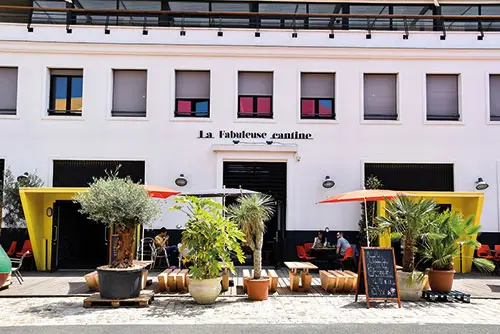 De ingang van het restaurant La Fabuleuse Cantine in La Rochelle.