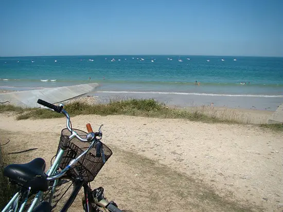 Een fiets aan het strand op het Île de Ré aan de Atlantische kust van Frankrijk