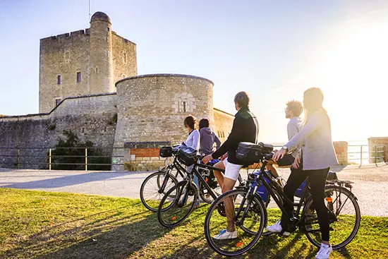 Radfahrer betrachten das Fort de Fouras in Fouras-les-Bains.
