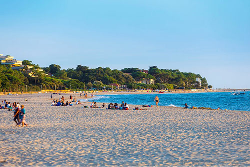 Mensen op het strand van Arcachon aan de Atlantische Kust.