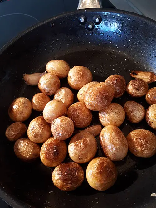 Een close-up van aardappelen van het Île de Noirmoutier in een pan.