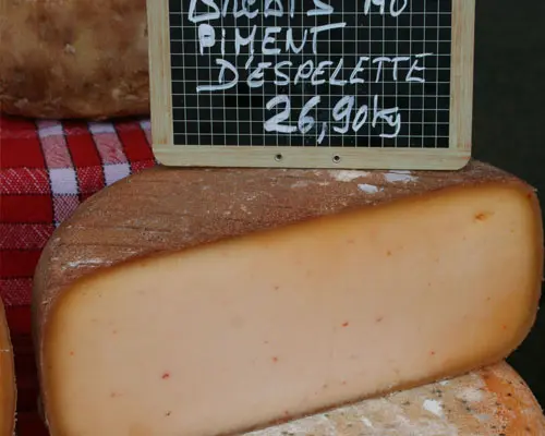 Französischer Käse auf einem Wochenmarkt.