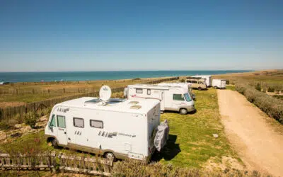 Surfen en zeilen aan de Franse Atlantische kust: 4 activiteiten voor je campervakantie plus tips voor toerplaatsen