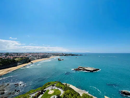 Het uitzicht op de Atlantische Kust vanaf de vuurtoren van Biarritz.