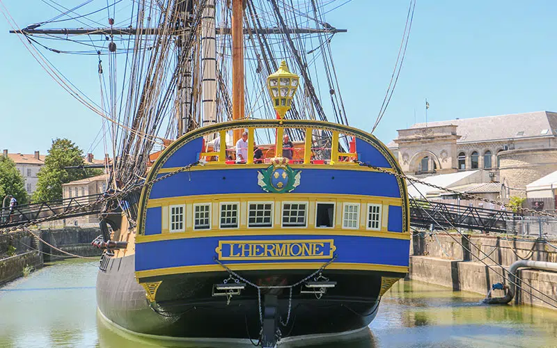 De achterkant van het fregat Hermione in het Arsenal des Mers in Rochefort.