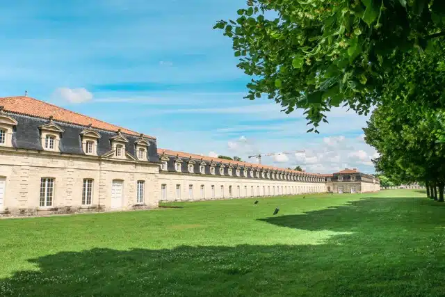 Het indrukwekkende gebouw van de koninklijke touwslagerij Corderie Royale in het Arsenal des Mers in Rochefort.