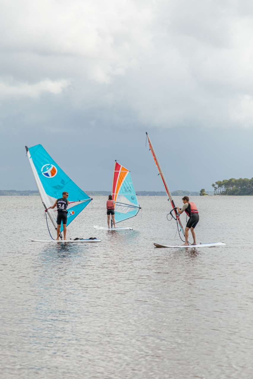 De kalme meren van Gironde zijn ideaal voor beginnende windsurfers .