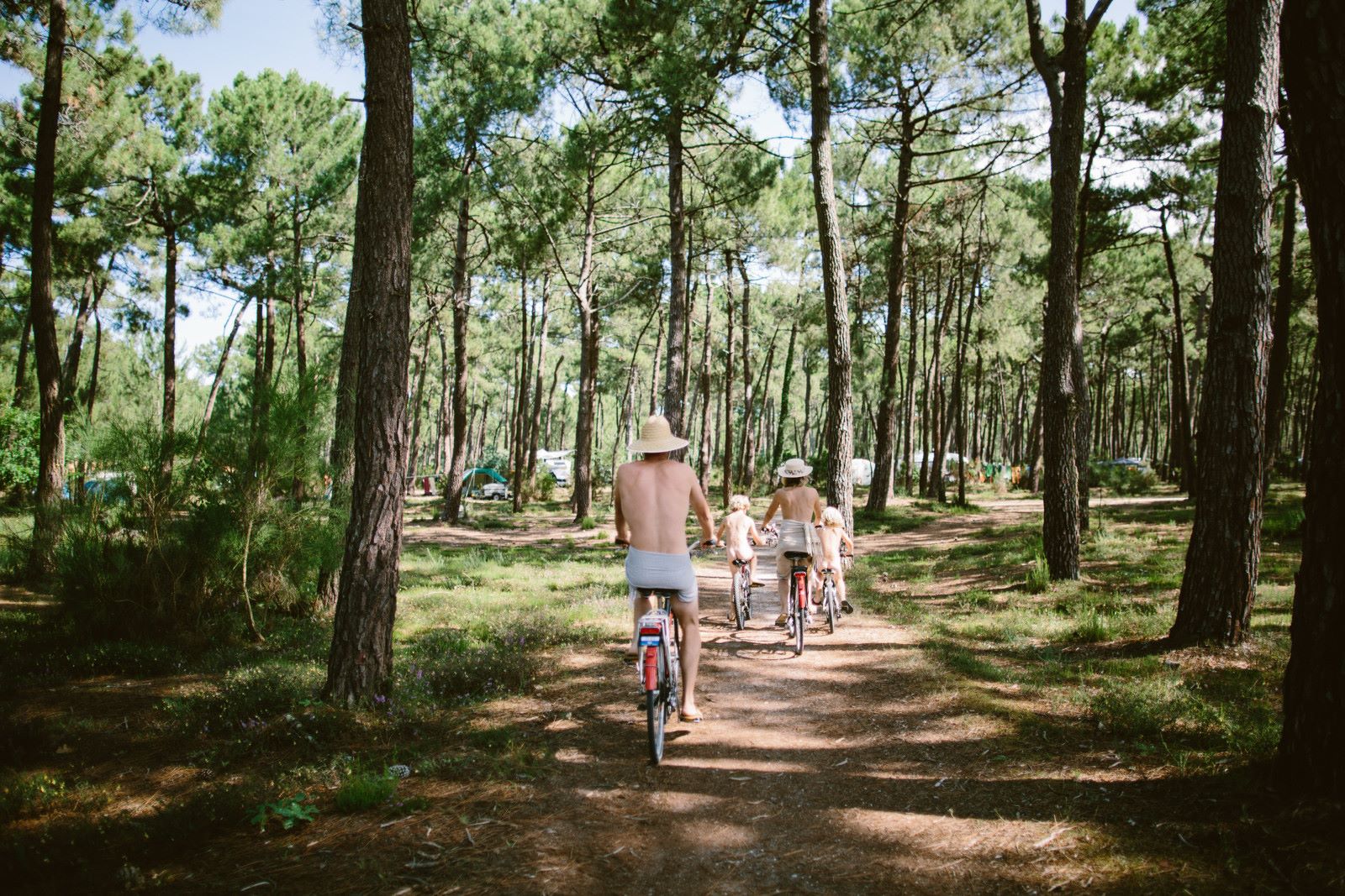 Fietsen door het bos -Naturistencamping Euronat